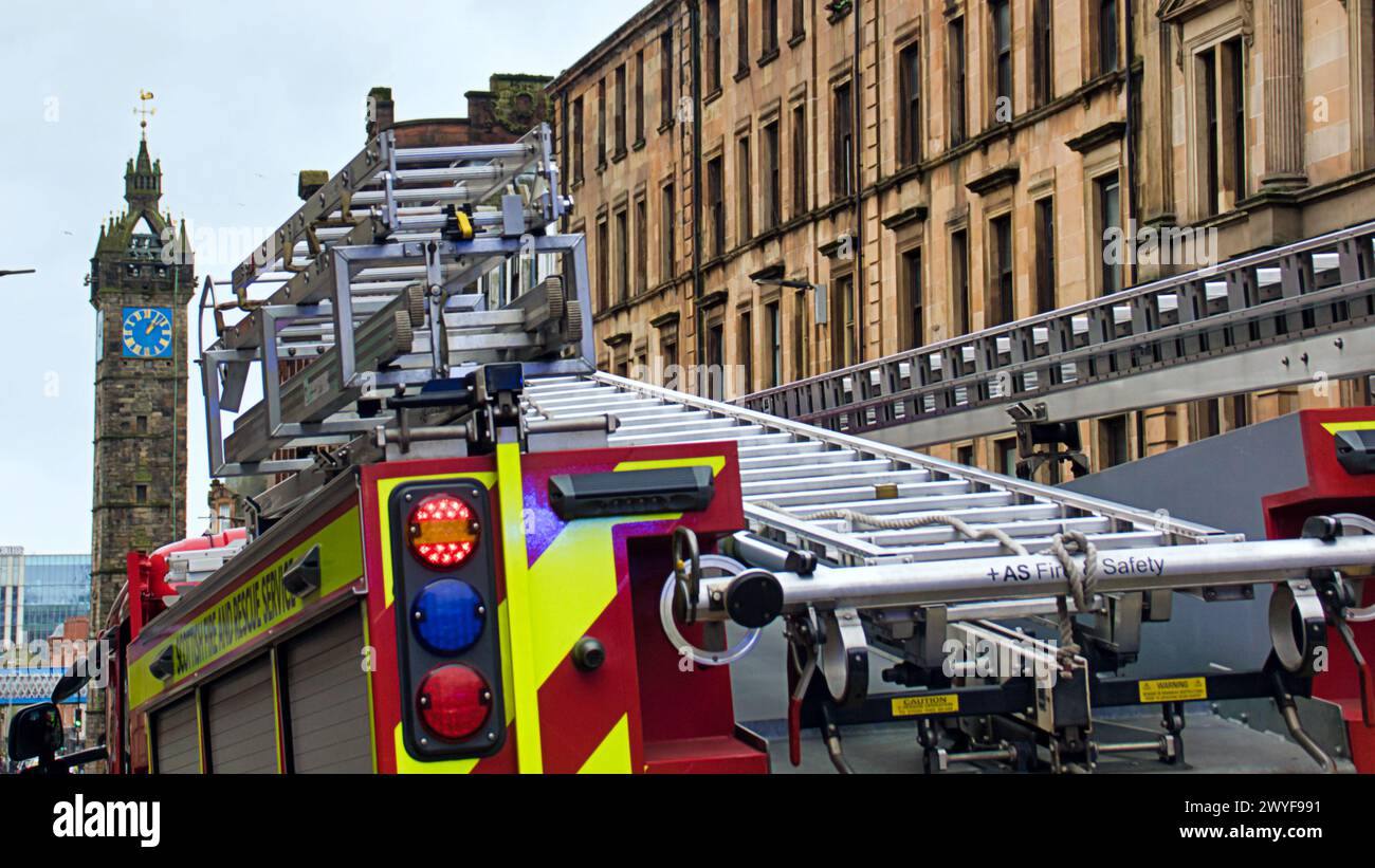 Glasgow, Schottland, UK.6h April 2024: Vier Feuerwehrfahrzeuge nehmen an einem Vorfall in der Hauptstraße Teil, der auf Stromausfälle im alten Black Bull Pub zurückzuführen ist. Credit Gerard Ferry /Alamy Live News Stockfoto