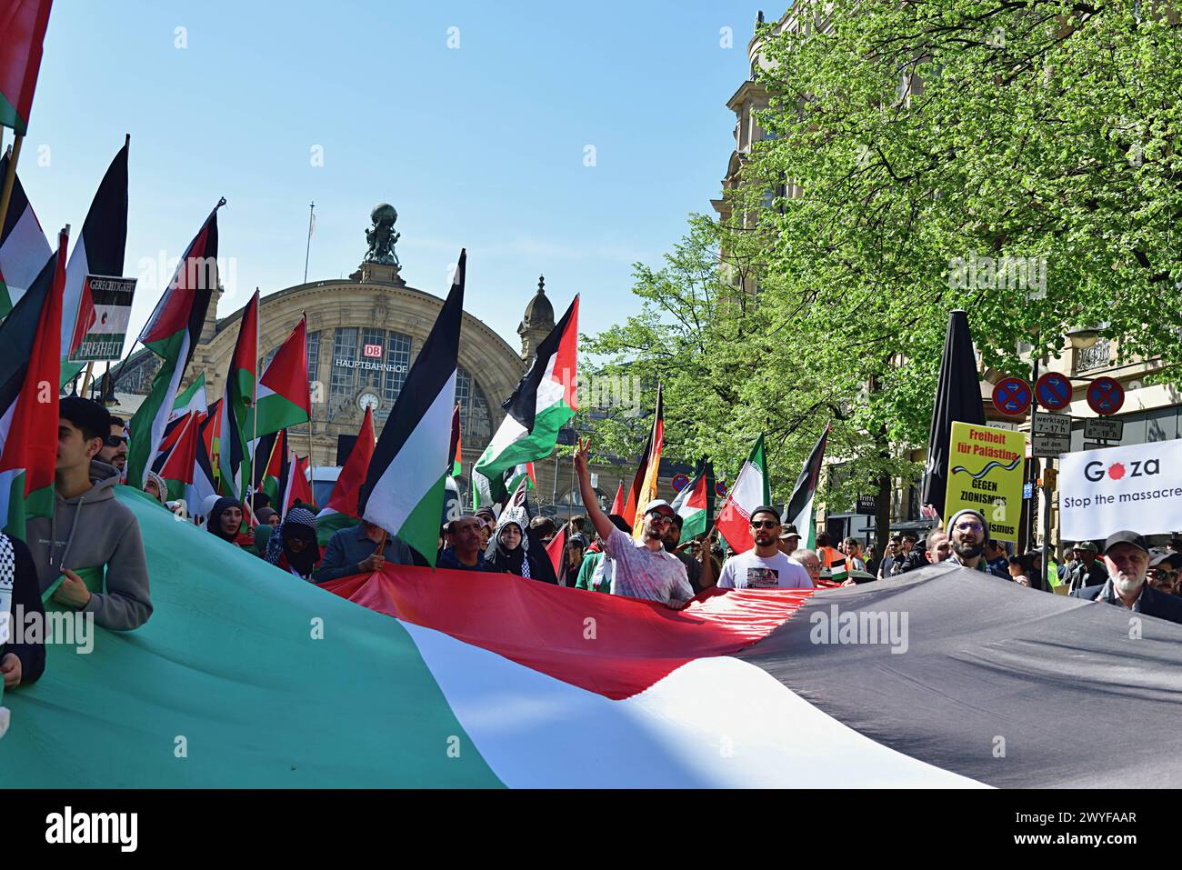 6.4.2024 Al Quds Demo FFM Demonstration zum Al Quds Tag in Frankfurt am Main. Etwa 750 Personen nahmen in der Spitze an der Pro Palästinensischen Demo Teil. Frankfurt am Main Roßmarkt Hessen Deutschland *** 6 4 2024 Al Quds Demo FFM Demonstration am Al Quds Day in Frankfurt am Main rund 750 Menschen nahmen an der pro-palästinensischen Demonstration auf dem Gipfel Frankfurt am Main Roßmarkt Hessen Deutschland Teil Stockfoto