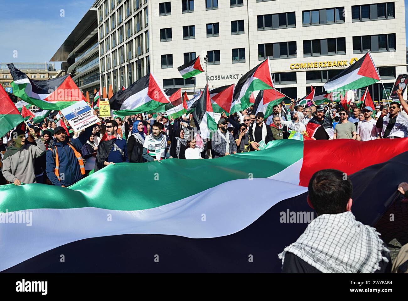 6.4.2024 Al Quds Demo FFM Demonstration zum Al Quds Tag in Frankfurt am Main. Etwa 750 Personen nahmen in der Spitze an der Pro Palästinensischen Demo Teil. Frankfurt am Main Roßmarkt Hessen Deutschland *** 6 4 2024 Al Quds Demo FFM Demonstration am Al Quds Day in Frankfurt am Main rund 750 Menschen nahmen an der pro-palästinensischen Demonstration auf dem Gipfel Frankfurt am Main Roßmarkt Hessen Deutschland Teil Stockfoto