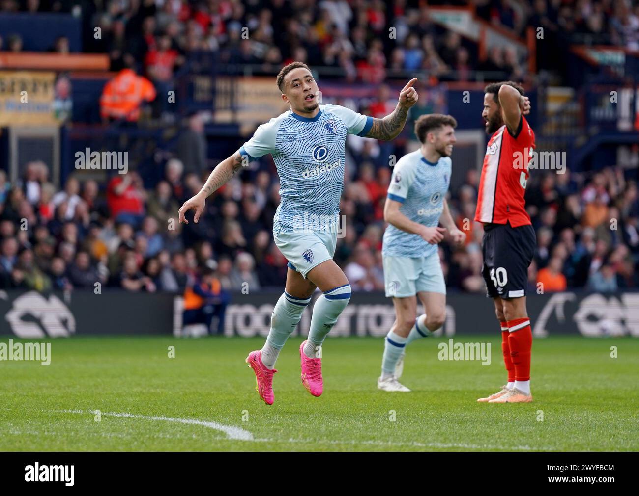 Marcus Tavernier aus Bournemouth feiert das erste Tor des Spiels während des Premier League-Spiels in der Kenilworth Road, Luton. Bilddatum: Samstag, 6. April 2024. Stockfoto