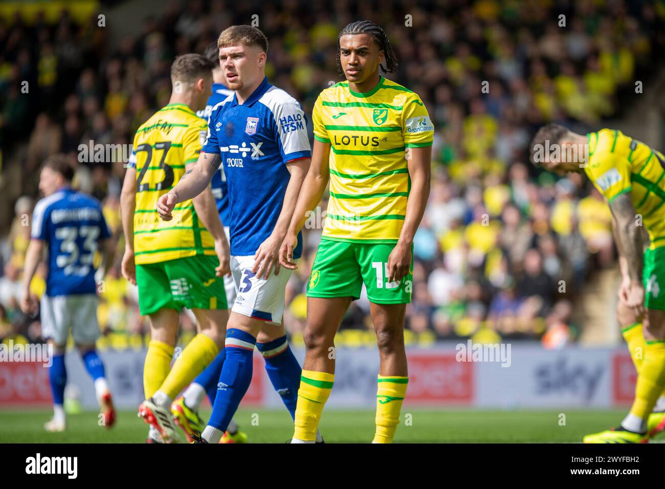 Sam McCallum aus Norwich City wartet auf eine Ecke während des Sky Bet Championship Matches zwischen Norwich City und Ipswich Town in der Carrow Road, Norwich am Samstag, den 6. April 2024. (Foto: David Watts | MI News) Credit: MI News & Sport /Alamy Live News Stockfoto