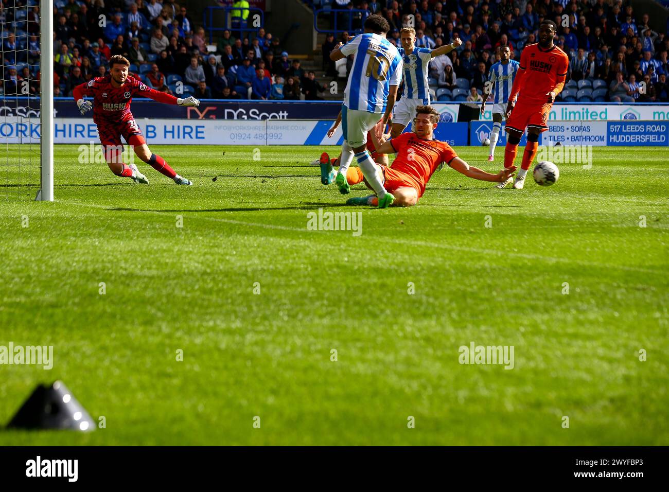 John Smith's Stadium, Huddersfield, England - 6. April 2024 Ryan Leonard (18) aus Millwall mit einem erstaunlichen Tackle, um ein fast sicheres Tor von Josh Koroma (10) aus Huddersfield Town zu stoppen - während des Spiels Huddersfield gegen Millwall, Sky Bet Championship, 2023/24, John Smith's Stadium, Huddersfield, England - 6. April 2024 Credit: Arthur Haigh/WhiteRosePhotos/Alamy Live News Stockfoto