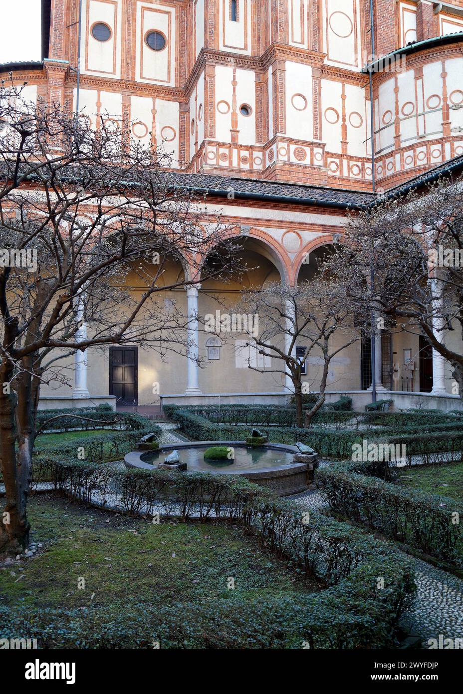 Garten des Kreuzgangs von Santa Maria delle Grazie, Blick im Kontrast von Nachmittagslicht und Schatten, Mailand, Italien Stockfoto