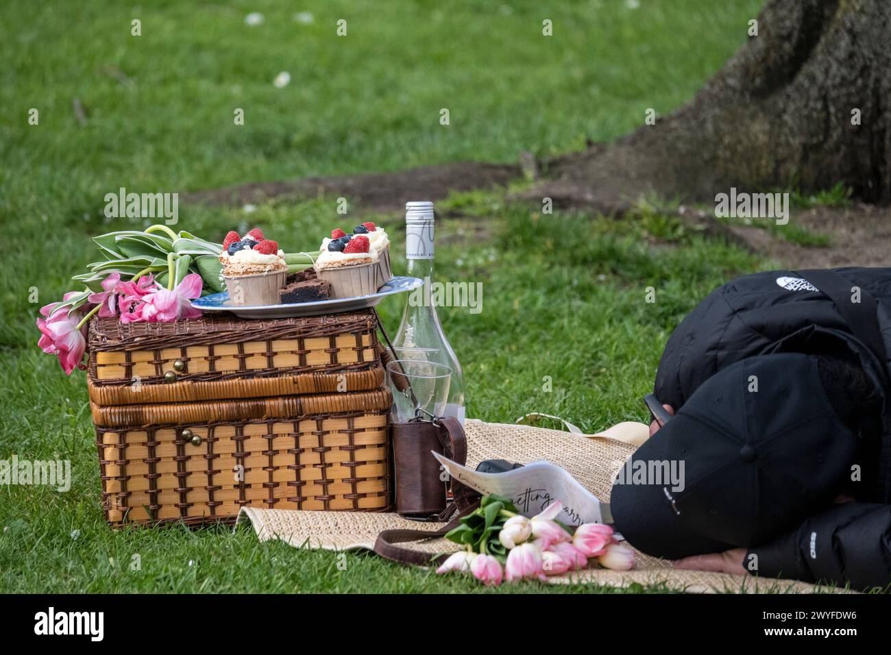London, Großbritannien. 6. April 2024. UK Weather – Ein Picknick macht Ein Nickerchen im St James’s Park während des warmen Wetters, wo die Temperaturen auf 18 °C gestiegen sind Quelle: Stephen Chung / Alamy Live News Stockfoto