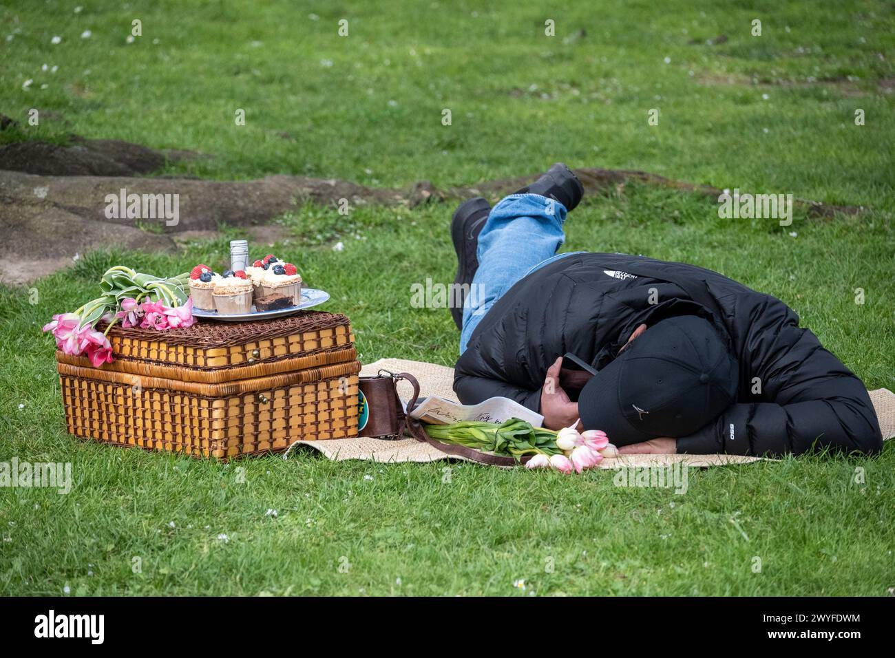 London, Großbritannien. 6. April 2024. UK Weather – Ein Picknick macht Ein Nickerchen im St James’s Park während des warmen Wetters, wo die Temperaturen auf 18 °C gestiegen sind Quelle: Stephen Chung / Alamy Live News Stockfoto