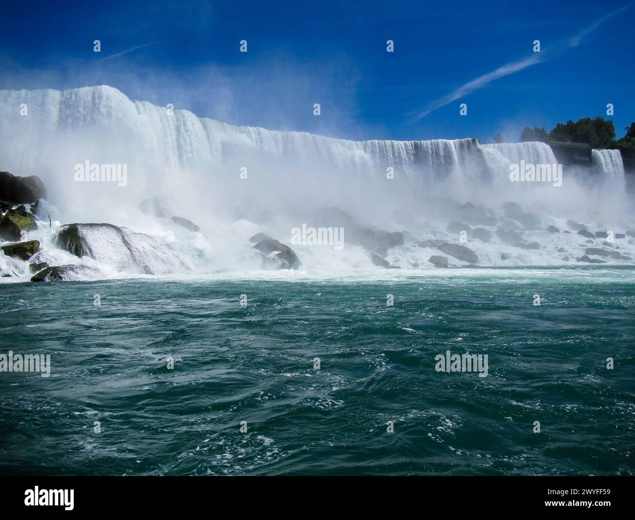 Wasserfälle in Niagara, New York, USA vom Boot, Jungnebel. Stockfoto