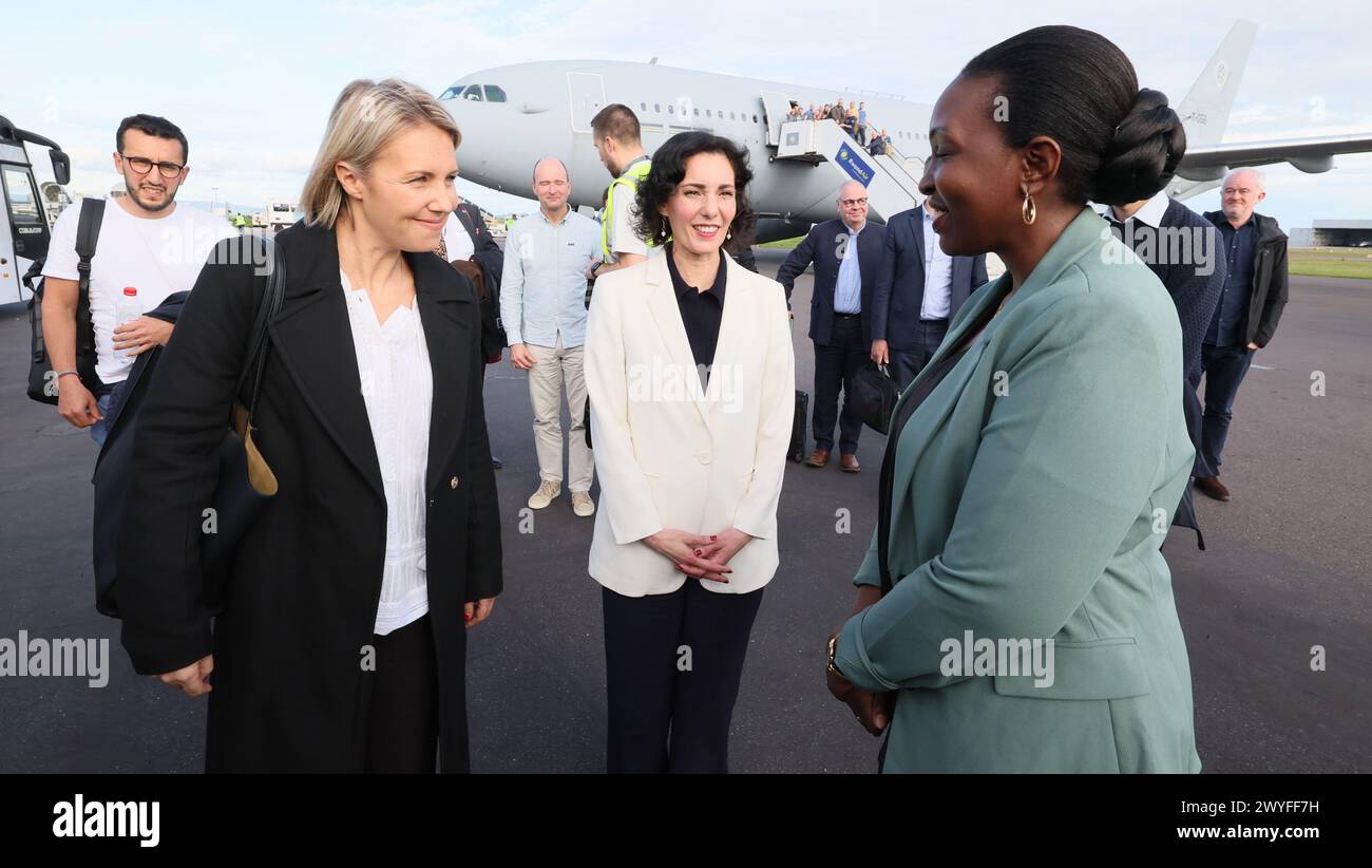 Kigali, Ruanda. April 2024. Verteidigungsminister Ludivine Dedonder und Außenminister Hadja Lahbib werden am Samstag, den 6. April 2024, auf dem Flughafen Kigali zu einer Gedenkmission in Ruanda begrüßt. Sie wird an der Gedenkfeier zum 30. Jahrestag des Völkermords an den Tutsi teilnehmen und auch das Lager Kigali besuchen. BELGA FOTO BENOIT DOPPAGNE Credit: Belga News Agency/Alamy Live News Stockfoto