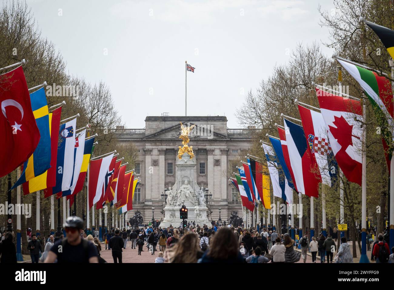 London, Großbritannien. 6. April 2024. Flaggen von NATO-mitgliedsstaaten auf der Mall. Die NATO feierte in dieser Woche ihren 75. Jahrestag mit einem Treffen der Außenminister der Allianz in Brüssel. Quelle: Stephen Chung / Alamy Live News Stockfoto