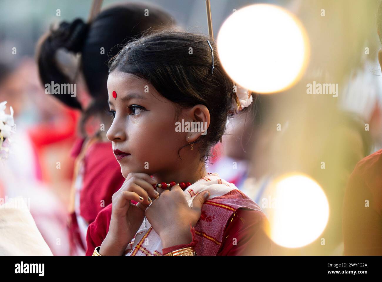 Kinder nehmen am 6. April 2024 an einem Bihu-Tanzworkshop vor dem Rongali Bihu-Festival in Guwahati, Assam, Indien Teil. Bihu-Tanz ist eine traditionelle Tanzform aus dem Bundesstaat Assam, die mit dem Bihu-Festival verbunden ist, das den Beginn des Assameser Neujahrs markiert. Quelle: David Talukdar/Alamy Live News Stockfoto