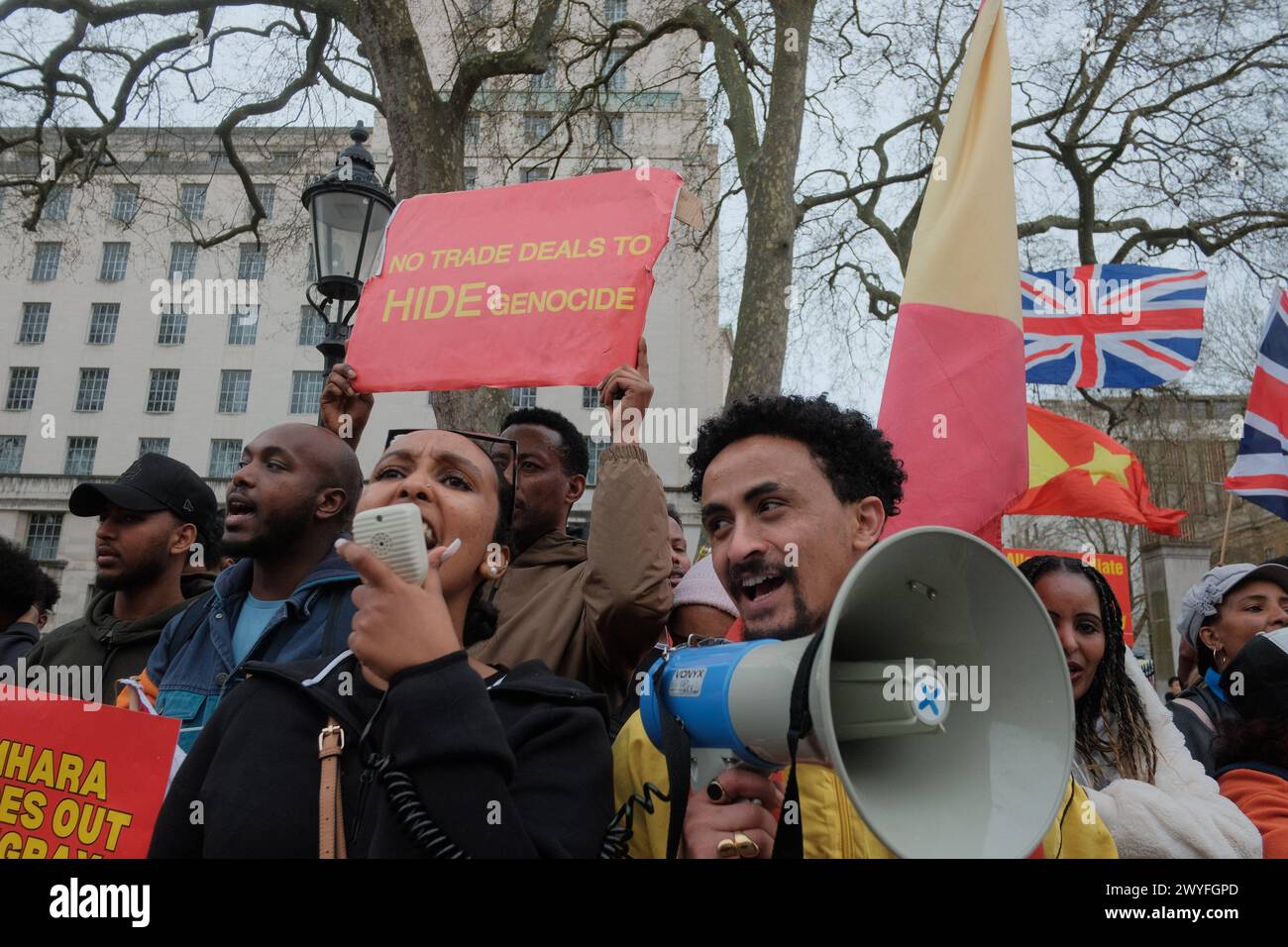 London, Großbritannien. April 2024. Aktivisten versammeln sich vor dem Außenministerium in London zum globalen Protest für Tigray. Im Mai 2023 hatten die kombinierten Auswirkungen von Kriegsgewalt, Hungersnöten und mangelndem Zugang zu medizinischen Hilfsmitteln schätzungsweise 162 bis 000 Menschen getötet, wobei andere Schätzungen Schätzungen bis zu 600.000 Tote erreichten. Der Protest ist ein Aufruf zum Handeln und fordert die internationale Gemeinschaft auf, die anhaltende Krise zur Kenntnis zu nehmen und zu intervenieren. Quelle: Joao Daniel Pereira/Alamy Live News Stockfoto