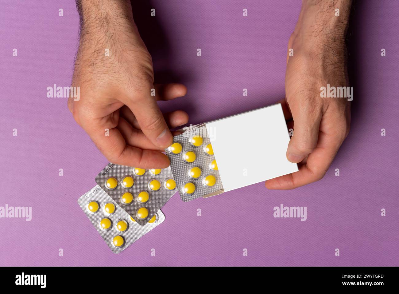 Männliche Hand Putting Pills Tabletten in der Box, Auswahlpfad enthalten. Stockfoto