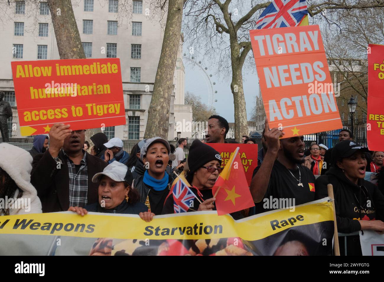 London, Großbritannien. April 2024. Aktivisten versammeln sich vor dem Außenministerium in London zum globalen Protest für Tigray. Im Mai 2023 hatten die kombinierten Auswirkungen von Kriegsgewalt, Hungersnöten und mangelndem Zugang zu medizinischen Hilfsmitteln schätzungsweise 162 bis 000 Menschen getötet, wobei andere Schätzungen Schätzungen bis zu 600.000 Tote erreichten. Der Protest ist ein Aufruf zum Handeln und fordert die internationale Gemeinschaft auf, die anhaltende Krise zur Kenntnis zu nehmen und zu intervenieren. Quelle: Joao Daniel Pereira/Alamy Live News Stockfoto