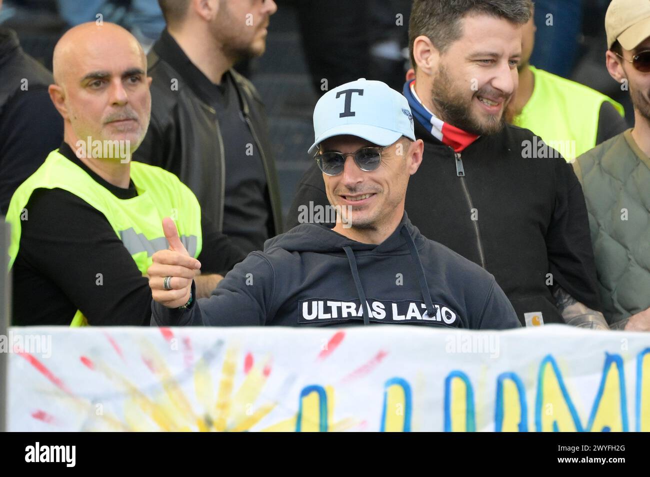 Roma, Italien. März 2024. Stefan Radu, ehemaliger Lazio-Spieler, sieht das Spiel im Curva Nord mit seinen alten Fans während des Fußballspiels der Serie A zwischen AS Roma und SS Lazio im Olympiastadion in Rom, Italien - Samstag, den 06. April 2024. Sport - Fußball . (Foto: Fabrizio Corradetti/LaPresse) Credit: LaPresse/Alamy Live News Stockfoto