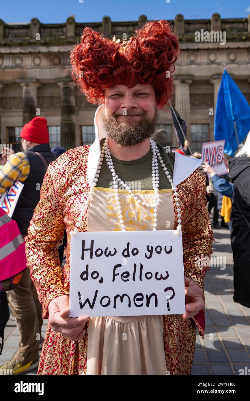 Edinburgh, Schottland, Großbritannien. April 2024. Mitglieder der Öffentlichkeit nehmen an einem Let Women Speak Protest Teil, an dem die Aktivistin Kellie-Jay Keen-Minshull, auch bekannt als Posie Parker in Edinburgh, teilnimmt. Der Protest folgt auf die Einführung des umstrittenen Hassverbrechensgesetzes und die Intervention von JK Rowling, der eine prominente Aktivistin für Frauenrechte und eine scharfe Kritikerin des Hassverbrechensgesetzes ist. Ein lauter Gegenprotest von Pro-Trans-Demonstranten fand gegenüber dem Let Women Speak Protest statt. Iain Masterton/Alamy Live News Stockfoto