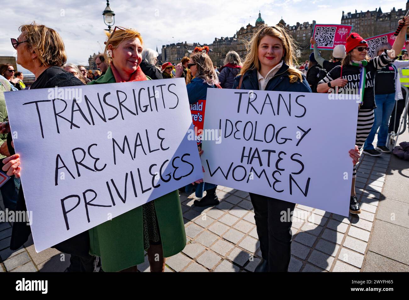 Edinburgh, Schottland, Großbritannien. April 2024. Mitglieder der Öffentlichkeit nehmen an einem Let Women Speak Protest Teil, an dem die Aktivistin Kellie-Jay Keen-Minshull, auch bekannt als Posie Parker in Edinburgh, teilnimmt. Der Protest folgt auf die Einführung des umstrittenen Hassverbrechensgesetzes und die Intervention von JK Rowling, der eine prominente Aktivistin für Frauenrechte und eine scharfe Kritikerin des Hassverbrechensgesetzes ist. Ein lauter Gegenprotest von Pro-Trans-Demonstranten fand gegenüber dem Let Women Speak Protest statt. Iain Masterton/Alamy Live News Stockfoto