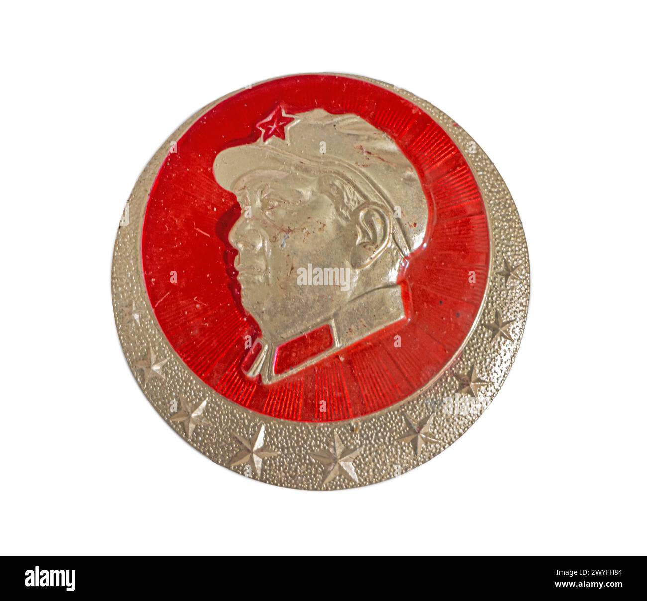 Ein Abzeichen mit einem Porträt von Mao Zedong auf weißem Hintergrund Stockfoto