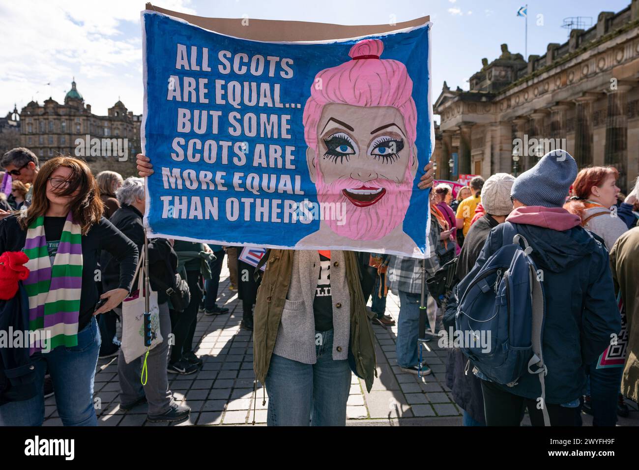 Edinburgh, Schottland, Großbritannien. April 2024. Mitglieder der Öffentlichkeit nehmen an einem Let Women Speak Protest Teil, an dem die Aktivistin Kellie-Jay Keen-Minshull, auch bekannt als Posie Parker in Edinburgh, teilnimmt. Der Protest folgt auf die Einführung des umstrittenen Hassverbrechensgesetzes und die Intervention von JK Rowling, der eine prominente Aktivistin für Frauenrechte und eine scharfe Kritikerin des Hassverbrechensgesetzes ist. Ein lauter Gegenprotest von Pro-Trans-Demonstranten fand gegenüber dem Let Women Speak Protest statt. Iain Masterton/Alamy Live News Stockfoto