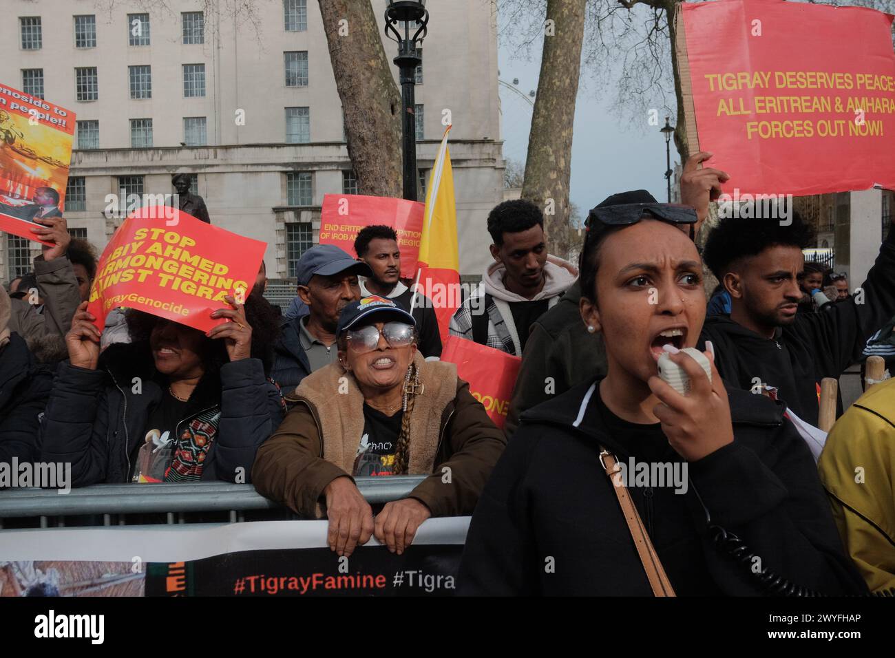 London, Großbritannien. April 2024. Aktivisten versammeln sich vor dem Außenministerium in London zum globalen Protest für Tigray. Im Mai 2023 hatten die kombinierten Auswirkungen von Kriegsgewalt, Hungersnöten und mangelndem Zugang zu medizinischen Hilfsmitteln schätzungsweise 162 bis 000 Menschen getötet, wobei andere Schätzungen Schätzungen bis zu 600.000 Tote erreichten. Der Protest ist ein Aufruf zum Handeln und fordert die internationale Gemeinschaft auf, die anhaltende Krise zur Kenntnis zu nehmen und zu intervenieren. (Foto: Joao Daniel Pereira/SIPA USA) Credit: SIPA USA/Alamy Live News Stockfoto