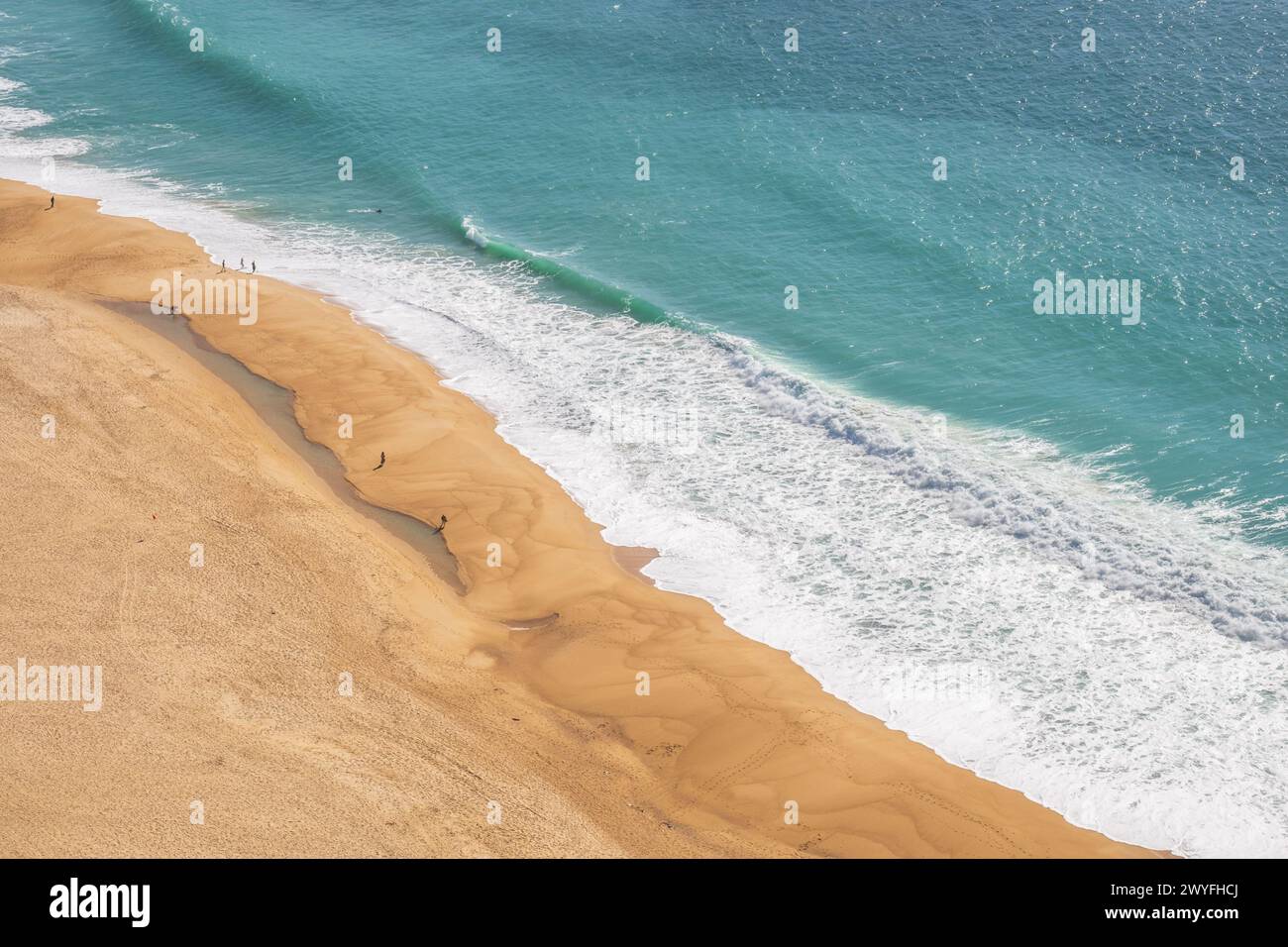 Strand von Nazaré mit Strand und Meer fotografiert in Nazaré, Portugal Stockfoto
