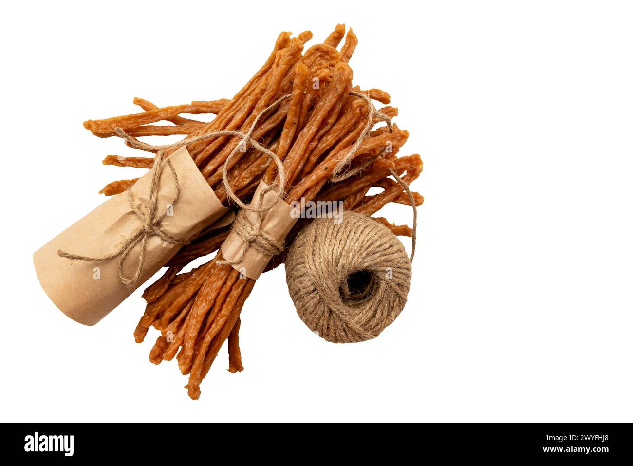 Trockenwürste in einem Bündel mit Juteseil auf weißem Hintergrund gebunden. Bier-Snack. Trockenwurstisolat Stockfoto