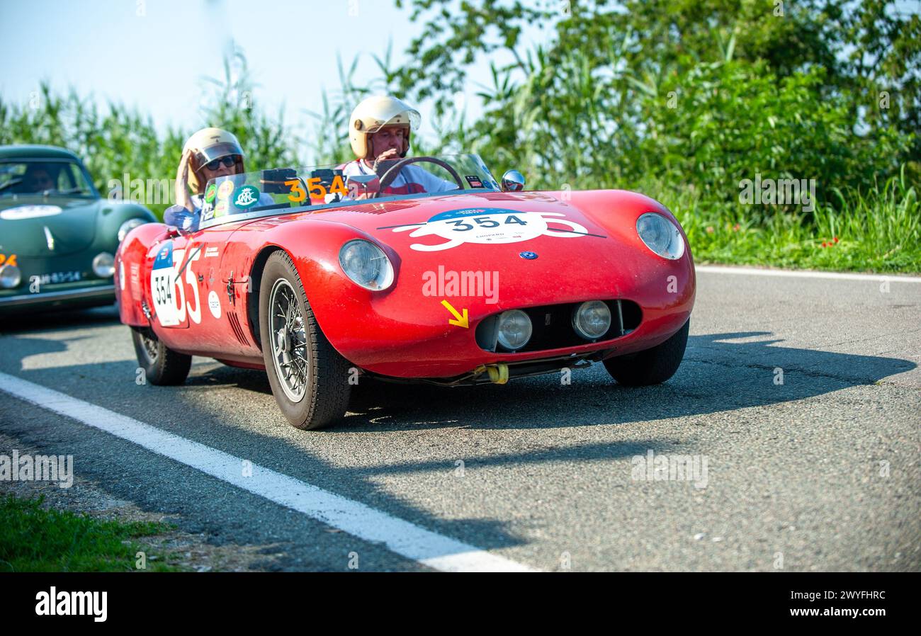 O.S.C.A. MT4 1350 2AD (1955) auf den Straßen der Mille Miglia 2023, in der Nähe des Zeitkontrollpunkts Grana Monferrato Stockfoto