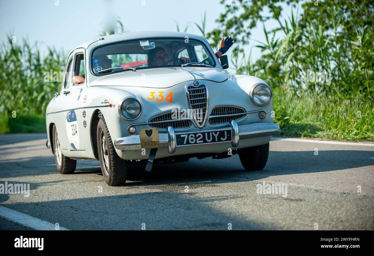 Alfa Romeo 1900 Super (1955) auf den Straßen der Mille Miglia 2023 Stockfoto