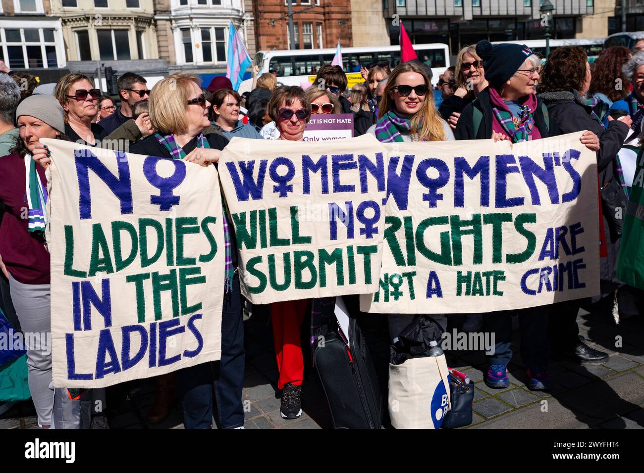 Edinburgh, Schottland, Großbritannien. April 2024. Mitglieder der Öffentlichkeit nehmen an einem Let Women Speak Protest Teil, an dem die Aktivistin Kellie-Jay Keen-Minshull, auch bekannt als Posie Parker in Edinburgh, teilnimmt. Der Protest folgt auf die Einführung des umstrittenen Hassverbrechensgesetzes und die Intervention von JK Rowling, der eine prominente Aktivistin für Frauenrechte und eine scharfe Kritikerin des Hassverbrechensgesetzes ist. Ein lauter Gegenprotest von Pro-Trans-Demonstranten fand gegenüber dem Let Women Speak Protest statt. Iain Masterton/Alamy Live News Stockfoto