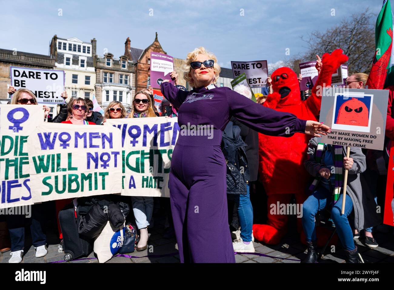 Edinburgh, Schottland, Großbritannien. April 2024. Mitglieder der Öffentlichkeit nehmen an einem Let Women Speak Protest Teil, an dem die Aktivistin Kellie-Jay Keen-Minshull, auch bekannt als Posie Parker in Edinburgh, teilnimmt. Der Protest folgt auf die Einführung des umstrittenen Hassverbrechensgesetzes und die Intervention von JK Rowling, der eine prominente Aktivistin für Frauenrechte und eine scharfe Kritikerin des Hassverbrechensgesetzes ist. Ein lauter Gegenprotest von Pro-Trans-Demonstranten fand gegenüber dem Let Women Speak Protest statt. Iain Masterton/Alamy Live News Stockfoto