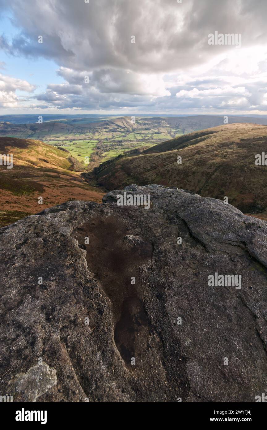 Blick über das Vale of Edale vom südlichen Rand des Kinder Scout im Peak District National Park Stockfoto