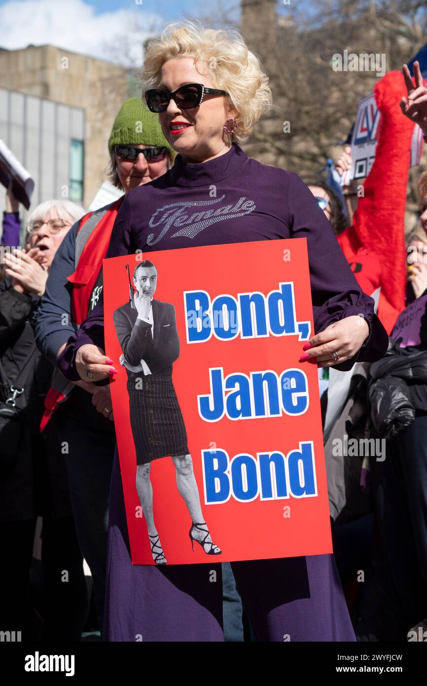 Edinburgh, Schottland, Großbritannien. April 2024. Mitglieder der Öffentlichkeit nehmen an einem Let Women Speak Protest Teil, an dem die Aktivistin Kellie-Jay Keen-Minshull, auch bekannt als Posie Parker in Edinburgh, teilnimmt. Der Protest folgt auf die Einführung des umstrittenen Hassverbrechensgesetzes und die Intervention von JK Rowling, der eine prominente Aktivistin für Frauenrechte und eine scharfe Kritikerin des Hassverbrechensgesetzes ist. Ein lauter Gegenprotest von Pro-Trans-Demonstranten fand gegenüber dem Let Women Speak Protest statt. Iain Masterton/Alamy Live News Stockfoto
