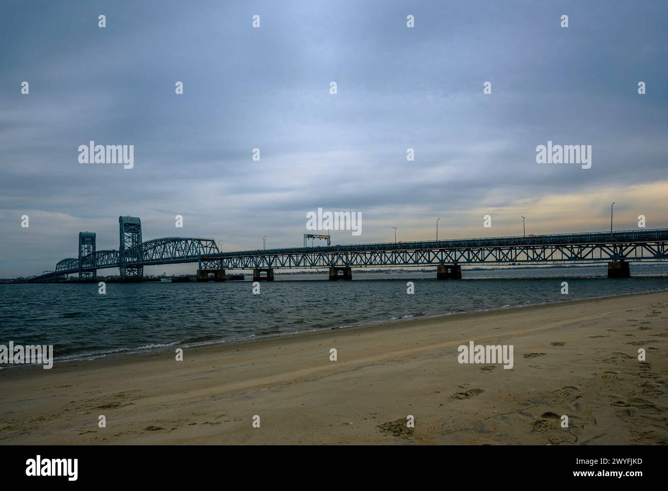 Gil Hodges Memorial Bridge vom Floyd Bennett Field, Brooklyn, NY, USA Stockfoto