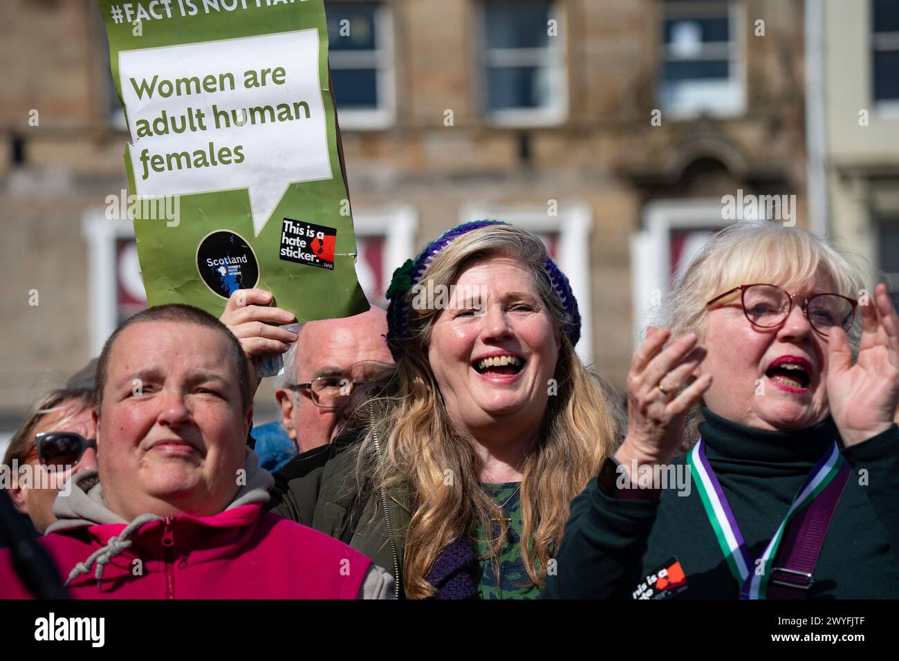 Edinburgh, Schottland, Großbritannien. April 2024. Mitglieder der Öffentlichkeit nehmen an einem Let Women Speak Protest Teil, an dem die Aktivistin Kellie-Jay Keen-Minshull, auch bekannt als Posie Parker in Edinburgh, teilnimmt. Der Protest folgt auf die Einführung des umstrittenen Hassverbrechensgesetzes und die Intervention von JK Rowling, der eine prominente Aktivistin für Frauenrechte und eine scharfe Kritikerin des Hassverbrechensgesetzes ist. Ein lauter Gegenprotest von Pro-Trans-Demonstranten fand gegenüber dem Let Women Speak Protest statt. Iain Masterton/Alamy Live News Stockfoto