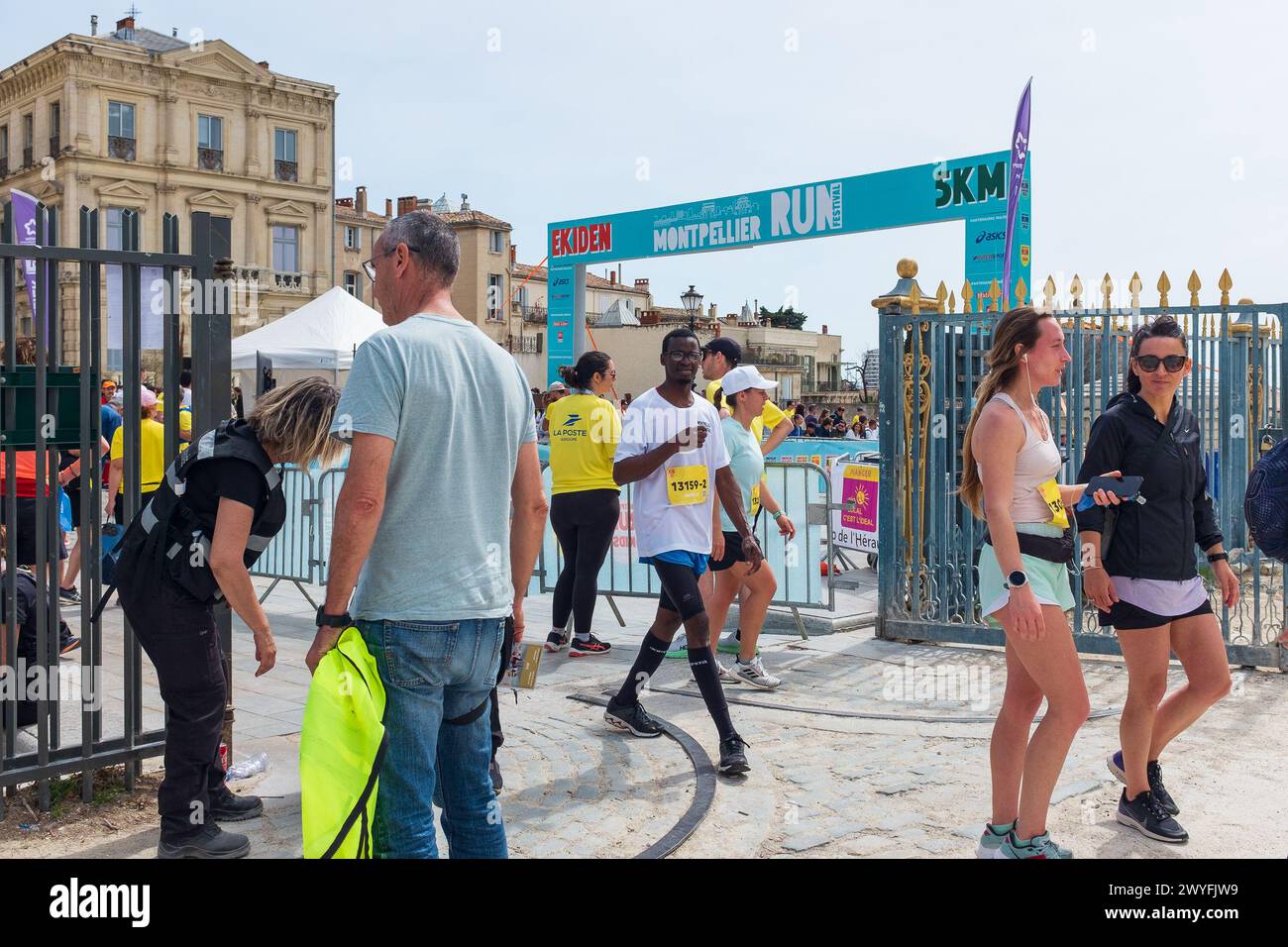 Montpellier, Frankreich. April 2024. Läufer, die das Staffelrennen in Ekiden beendeten, kamen im Dorf Montpellier Run Festival, Promenade du Peyrou, an. Credit ReportageMPL/Alamy Live News Stockfoto