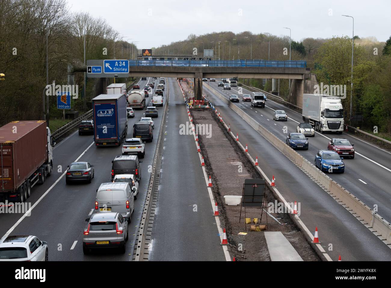 M42 Autobahn während der Modernisierung des zentralen Reservats, Widney Manor, West Midlands, England, Großbritannien Stockfoto