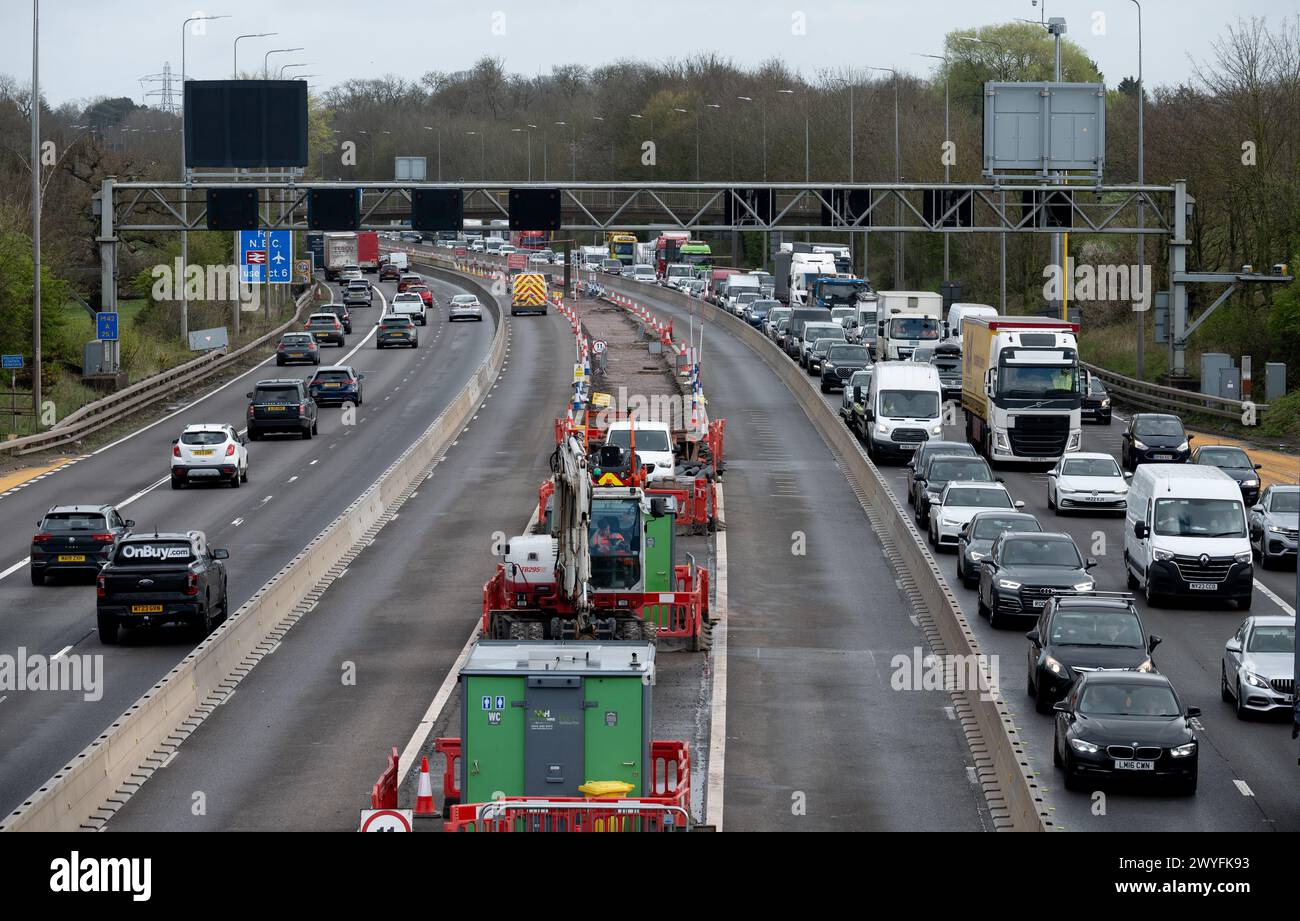 M42 Autobahn während der Modernisierung des zentralen Reservats, Widney Manor, West Midlands, England, Großbritannien Stockfoto