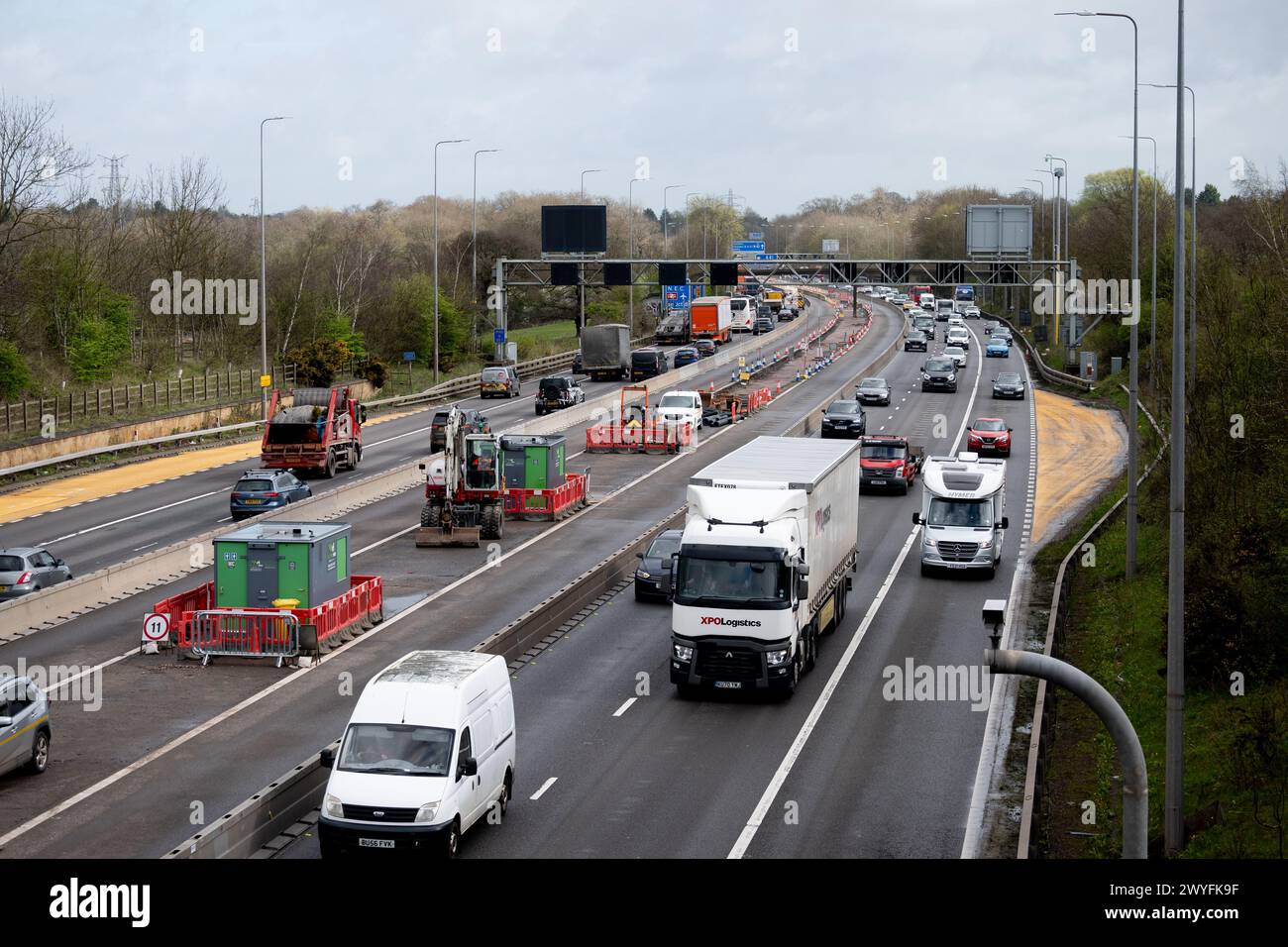 M42 Autobahn während der Modernisierung des zentralen Reservats, Widney Manor, West Midlands, England, Großbritannien Stockfoto
