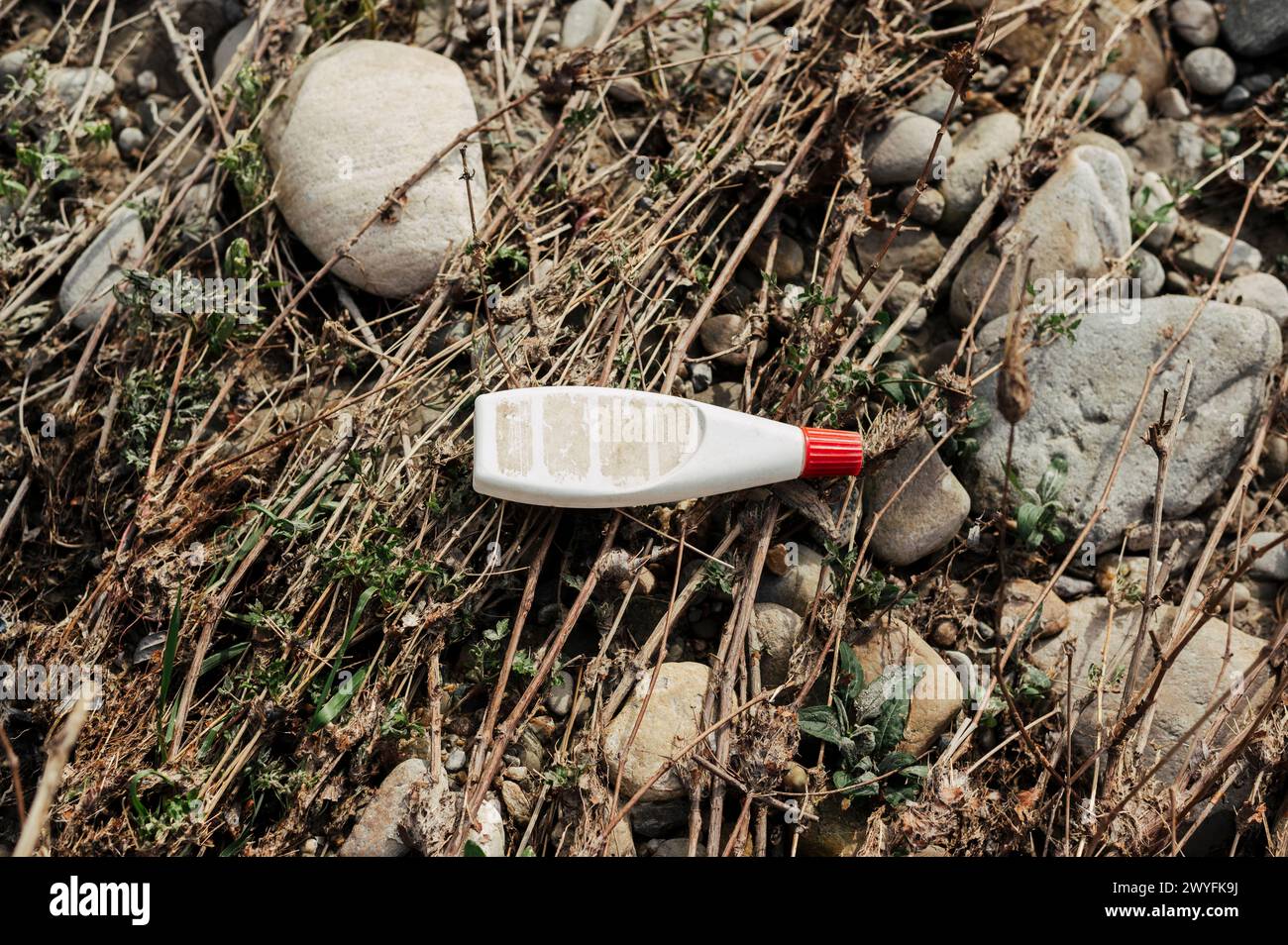 Plastikverschmutzung entlang der Ufer eines Flusses im Potal (Cuneo, Piemont, Italien) Stockfoto