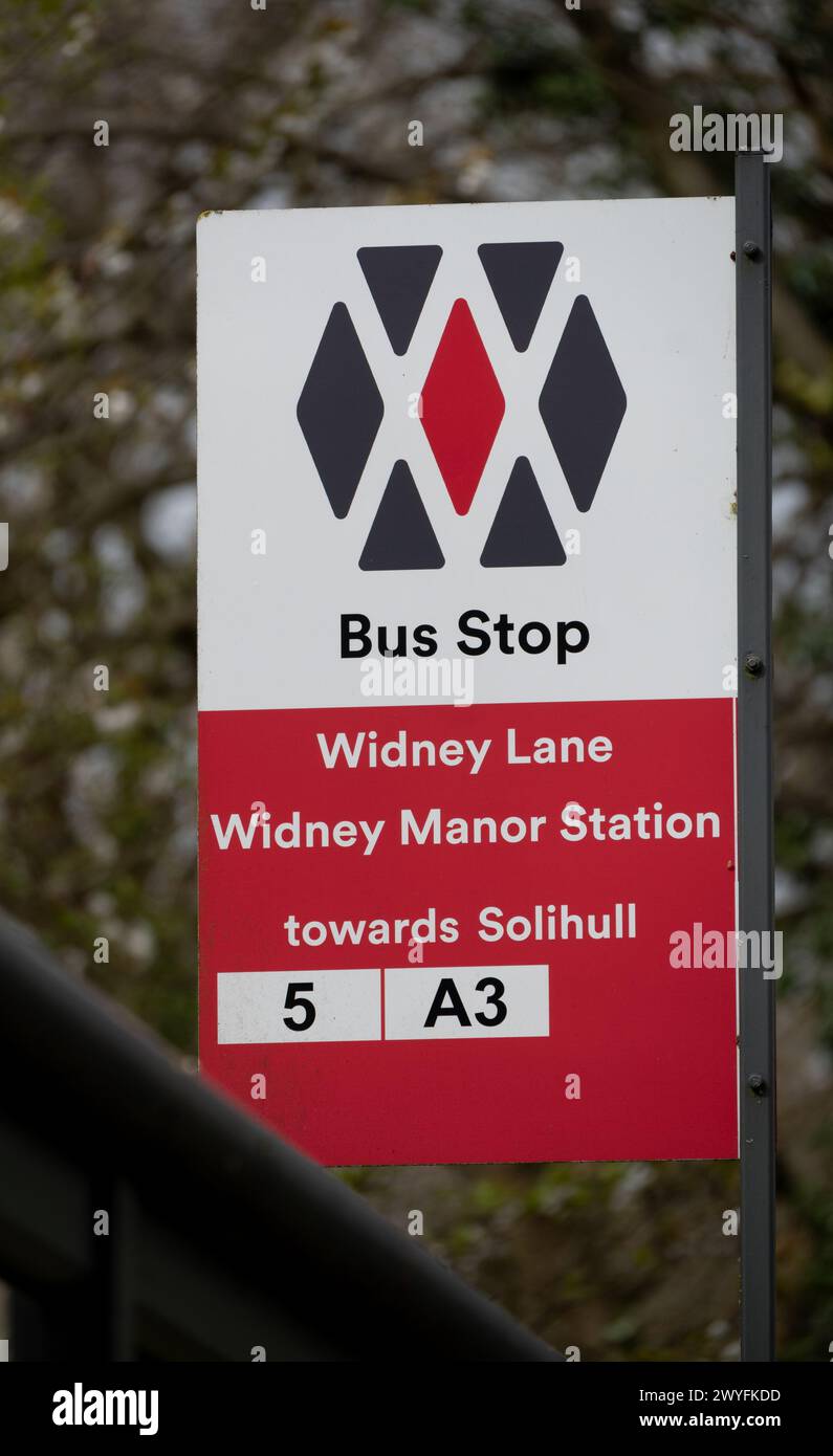 Schild für Bushaltestelle in Widney Manor, West Midlands, England, Großbritannien Stockfoto