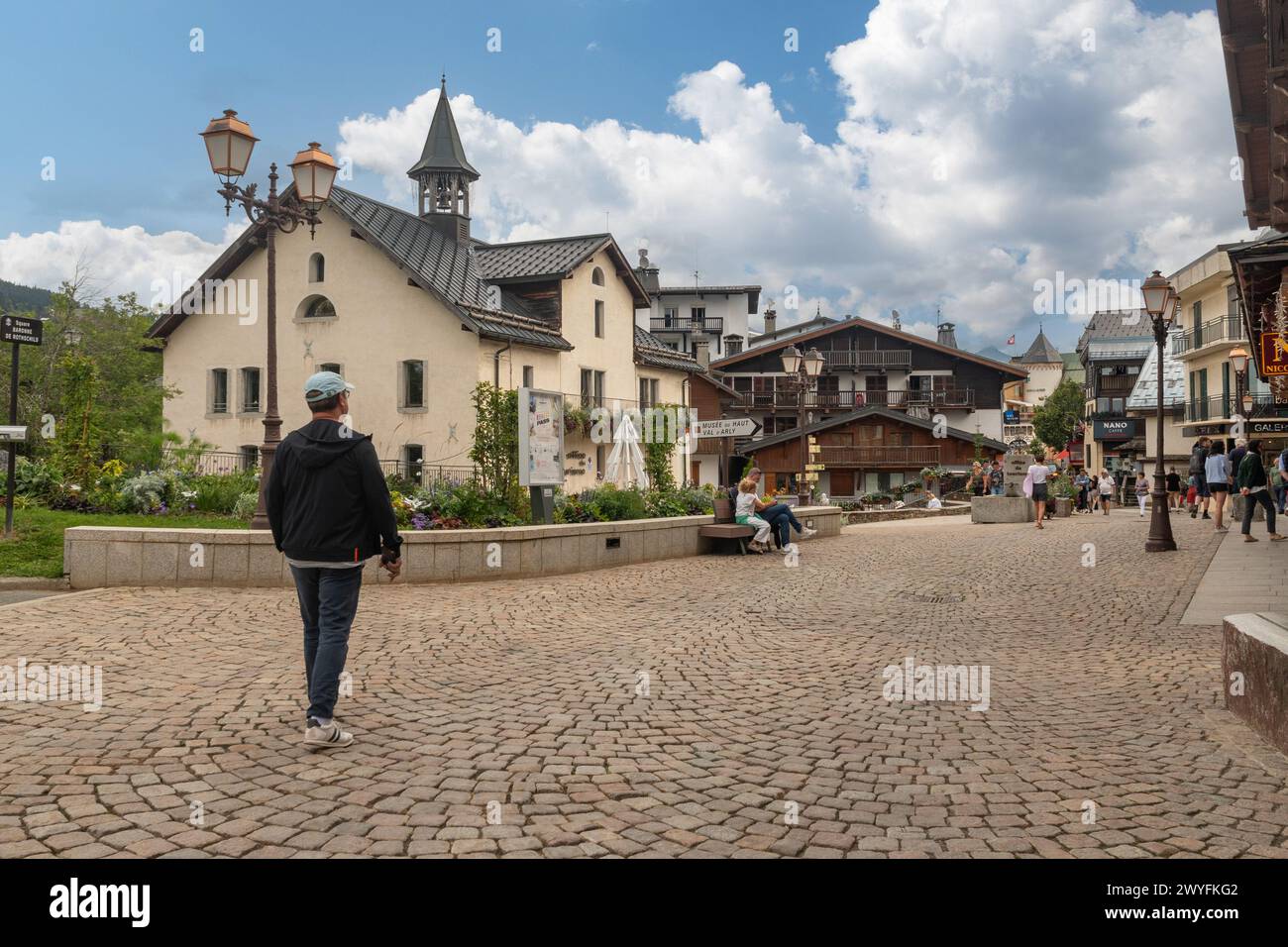 Das Zentrum der Alpenstadt, eines der berühmtesten Skigebiete der Welt, wurde in den 1920er Jahren von der Familie Rothschild, Megeve, Frankreich, entworfen Stockfoto