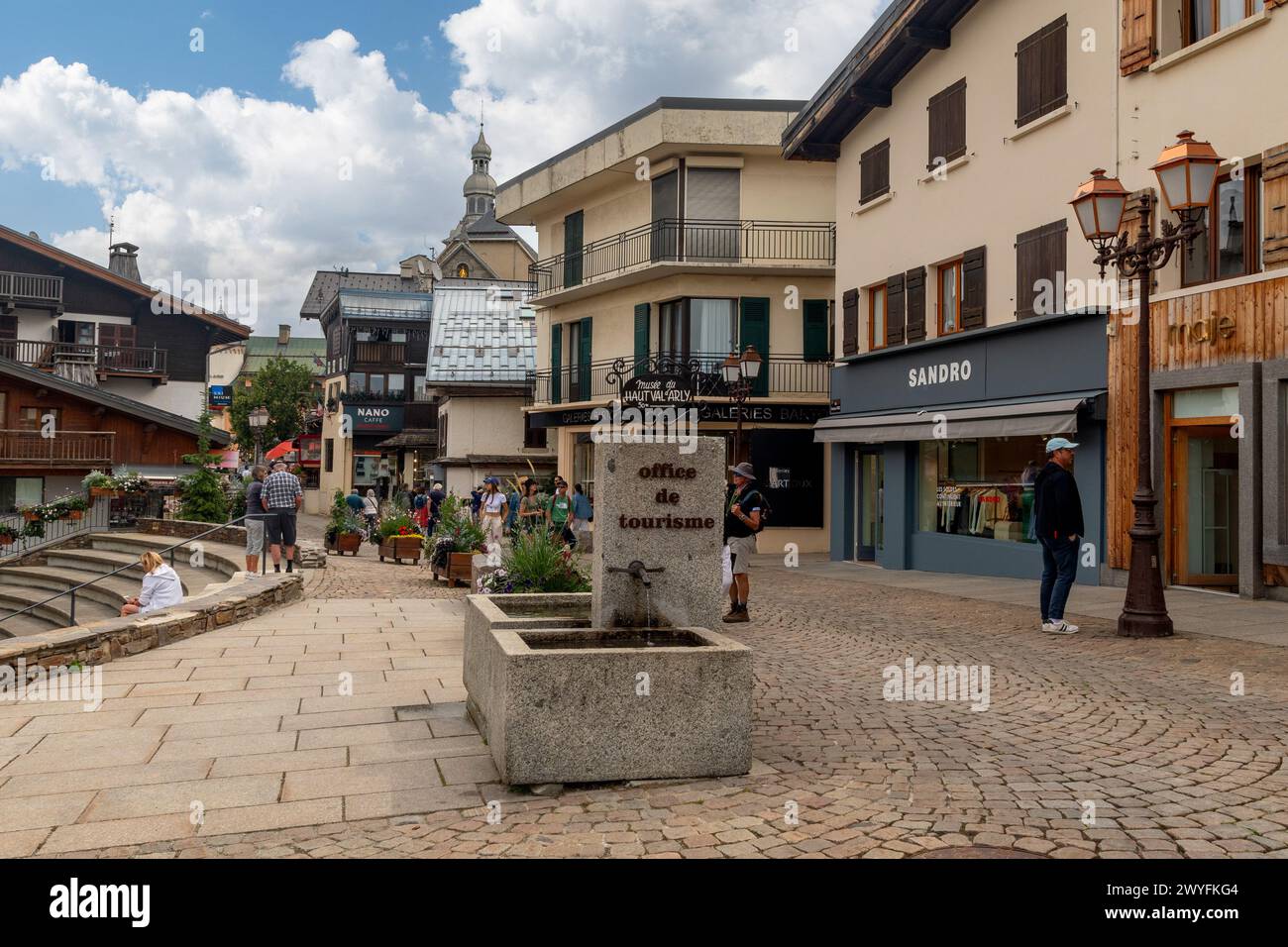 Straßenblick auf die Bergstadt, bekannt als Skigebiet in der Nähe des Mont Blanc in den französischen Alpen mit Touristen im Sommer, Megeve, Haute Savoie, Frankreich Stockfoto