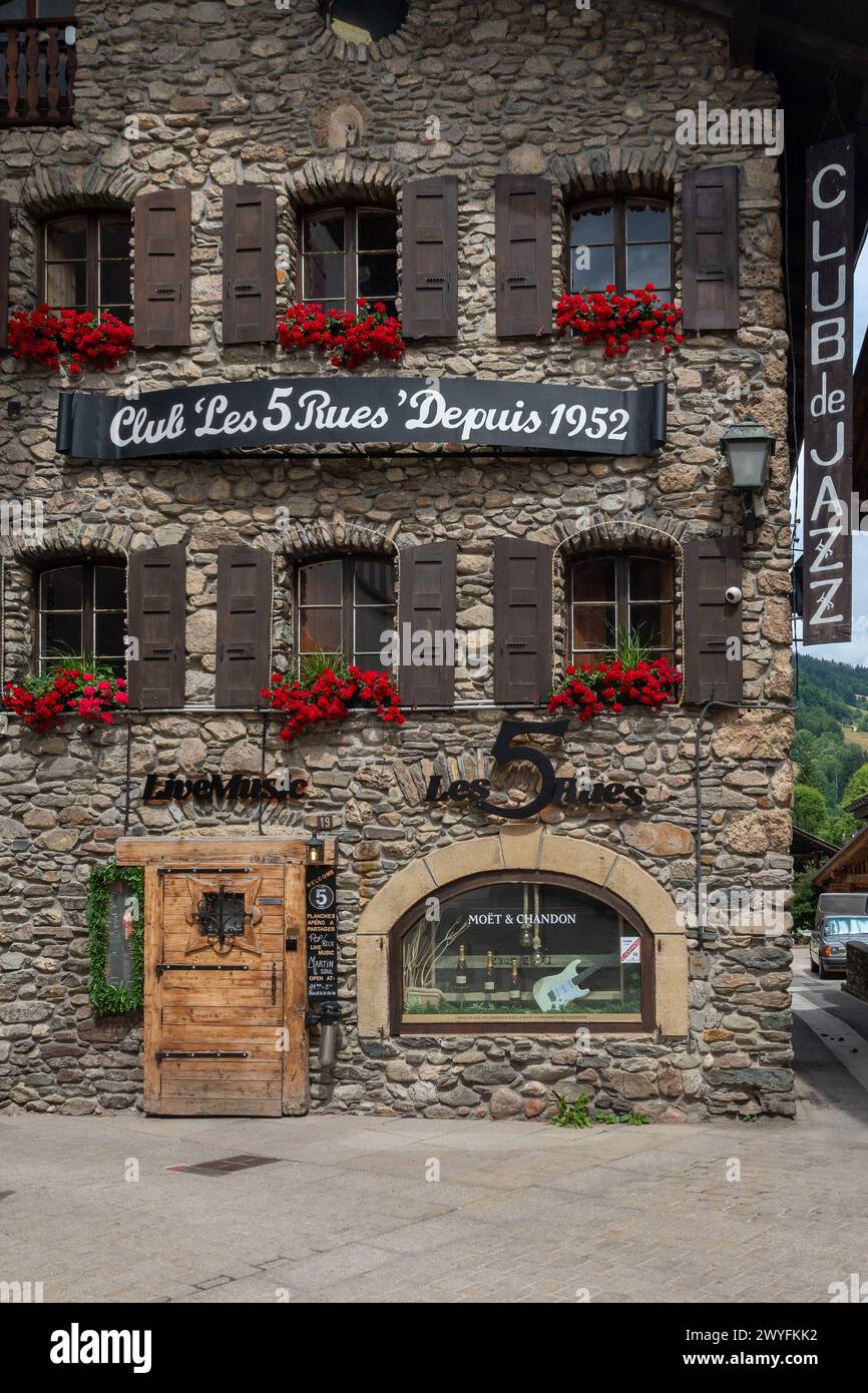 Fassade des Jazzclubs - Live-Bar Les 5 Rues in der Altstadt des Alpendorfes im Sommer, Megeve, Haute Savoie, Auvergne Rhone Alpes, Frankreich Stockfoto