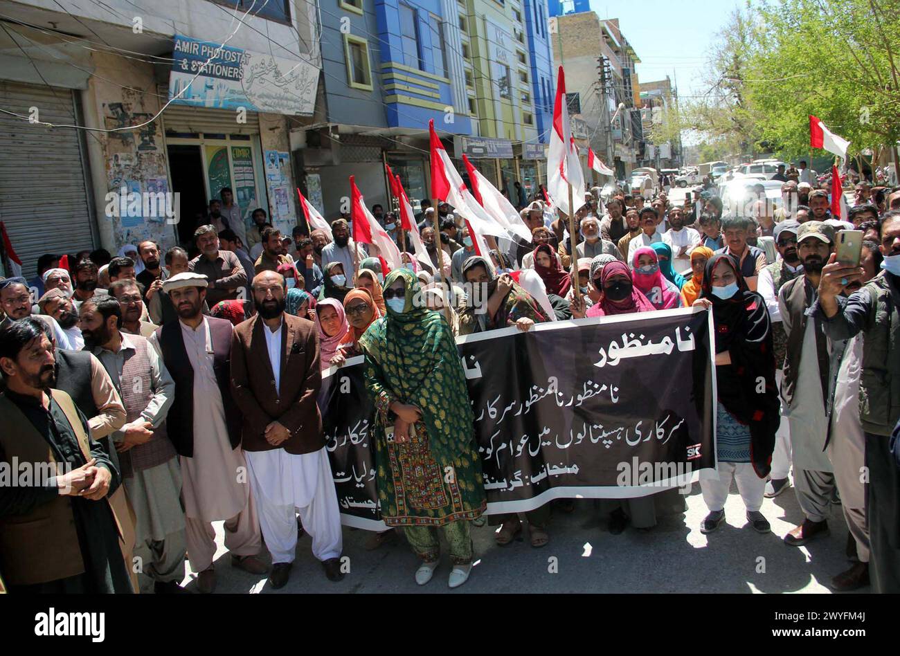 Mitglieder der Großen Gesundheitsallianz Balochistan demonstrieren gegen die Privatisierung des staatlichen Krankenhauses, die am Samstag, den 6. April 2024, im Pressesaal Quetta stattfand. Stockfoto