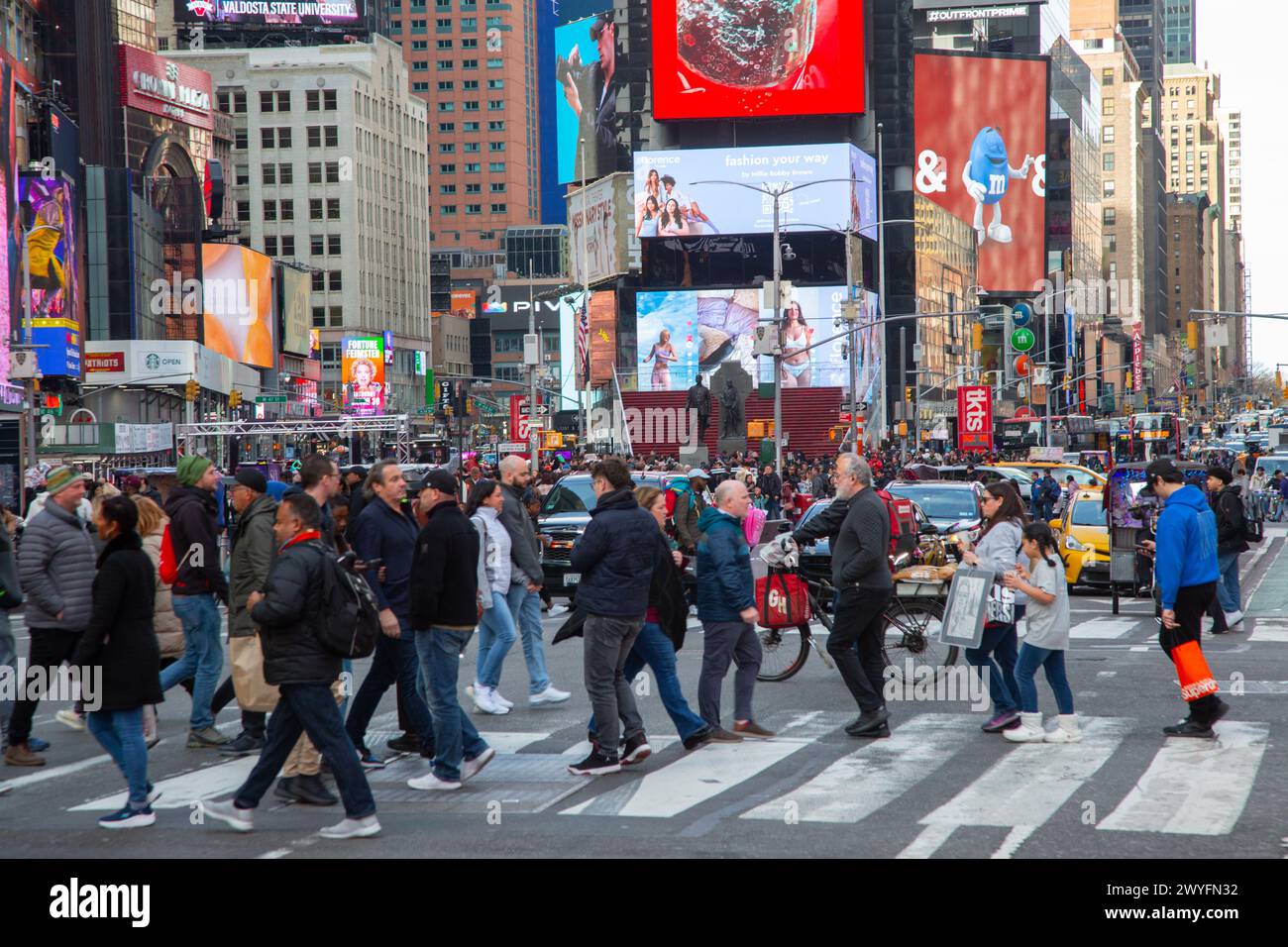 Ständiger Straßenverkehr am Toimes Square, New York City. Stockfoto
