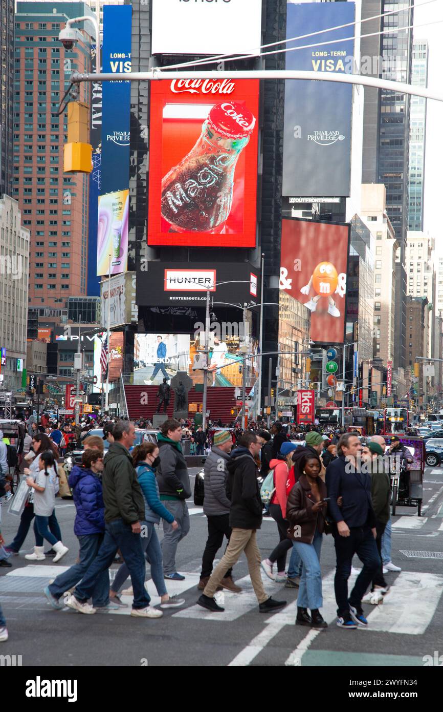 Ständiger Straßenverkehr am Toimes Square, New York City. Stockfoto