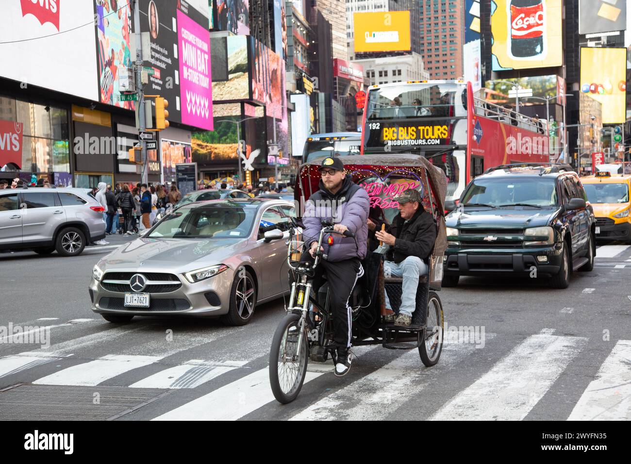 Ständiger Straßenverkehr im Times Square-Viertel am Broadway in New York City. Stockfoto
