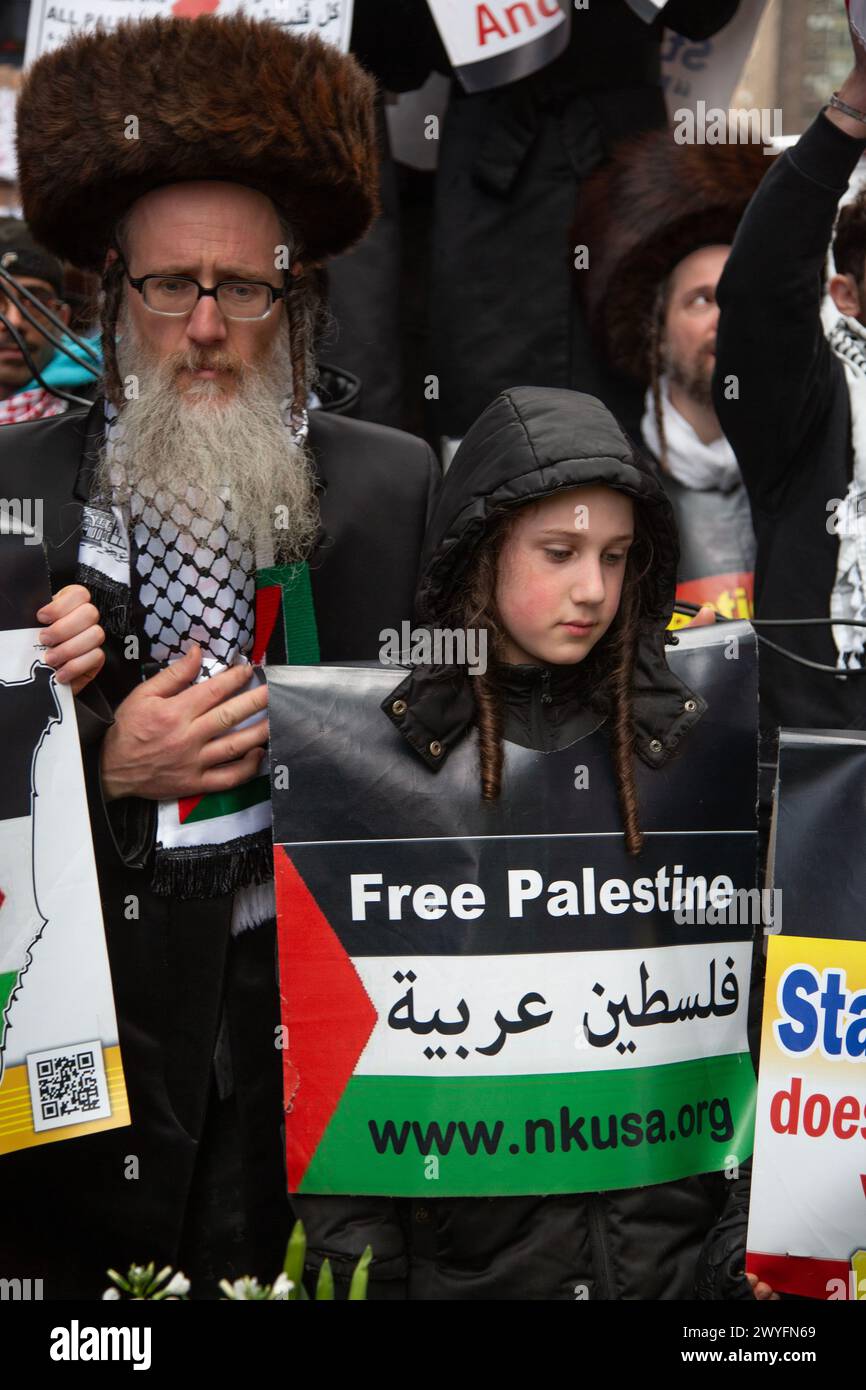 Free Gaza, Case Fire Now Demonstration auf dem Times Square am 30. März, bekannt als Landtag oder Tag des Landes. Ultraorthodoxe Juden verurteilen israelische Bombardements und fordern die Rückkehr Palästinas an die Palästinenser auf der Grundlage von Thora-Interpretationen. Stockfoto