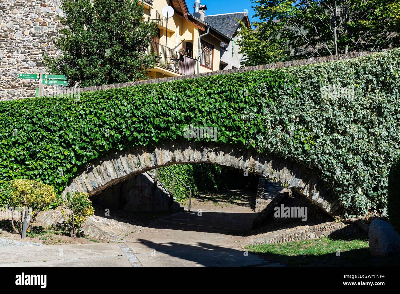 Typische Häuser und die romanische Brücke über den Fluss Noguera Pallaresa im rustikalen Dorf Esterri Aneu, Lleida, Katalonien, Spanien Stockfoto