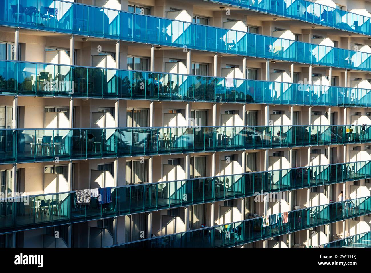 Fassade voller Balkone eines Hotels am Meer im Sommer in Salou, Costa Daurada, Tarragona, Katalonien, Spanien Stockfoto