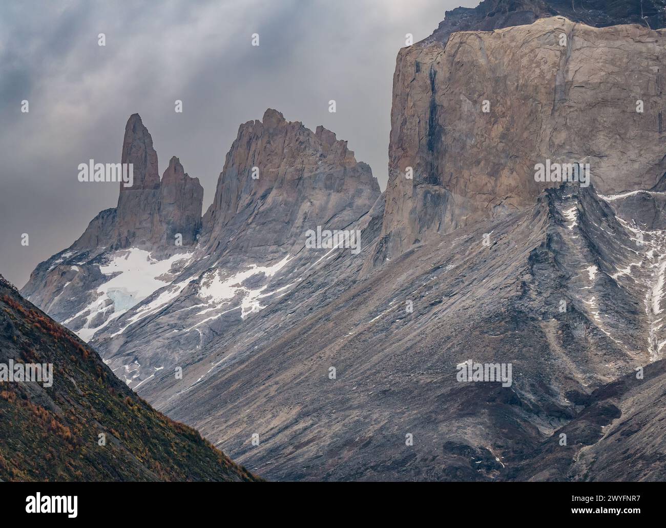 Nahaufnahme der Granitgipfel des Torres del Paine Nationalparks, Patagonien, Chile, Südamerika Stockfoto