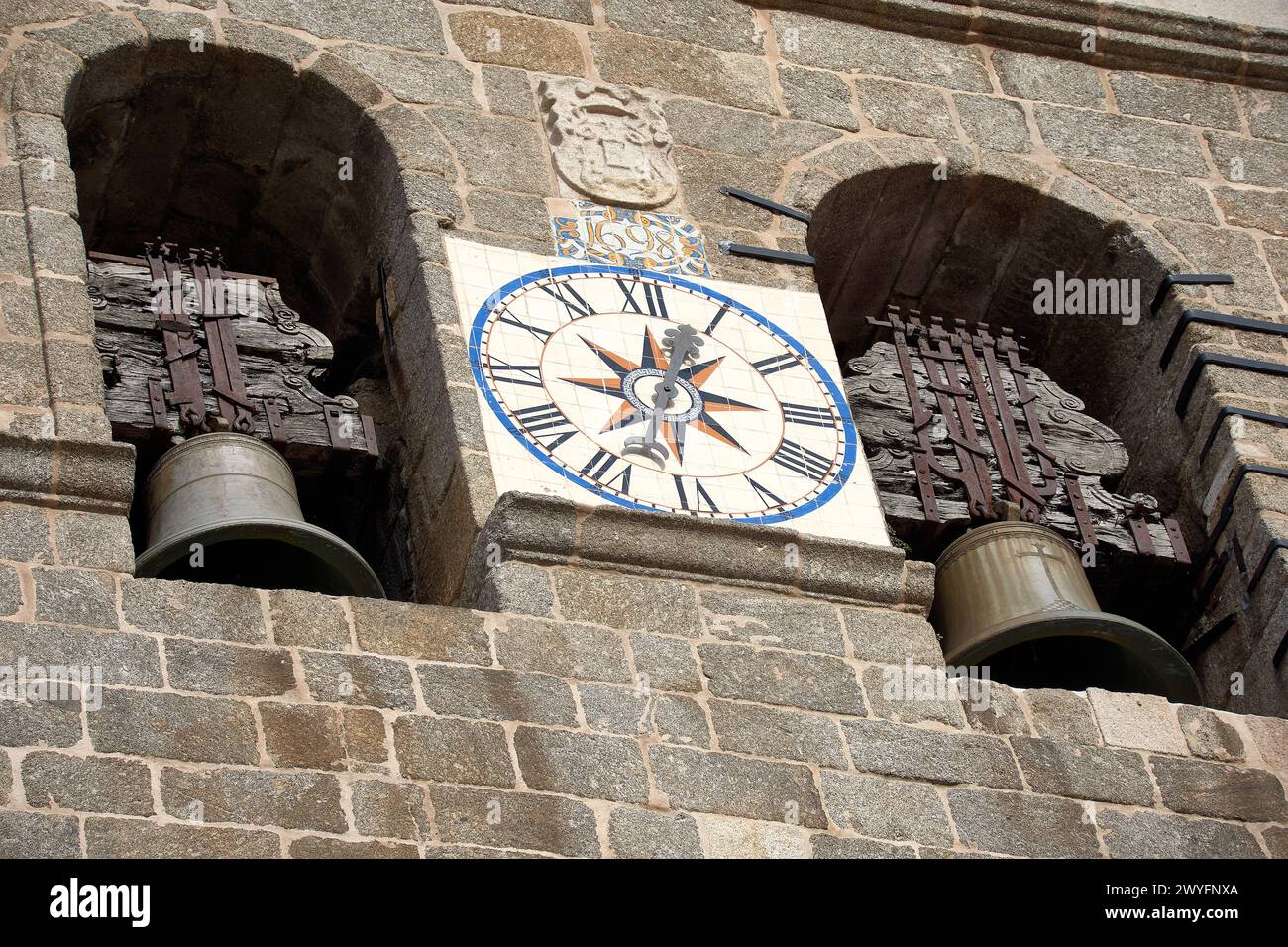 Nahaufnahme der Uhr zwischen zwei Glocken der Kathedrale unserer Lieben Frau von der Himmelfahrt in Lamego, Portugal Stockfoto